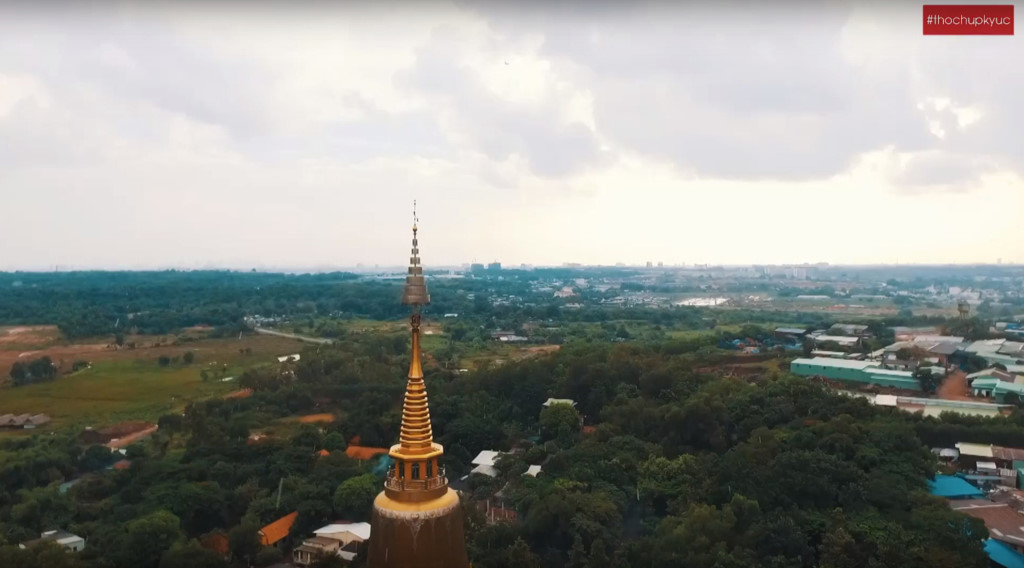 Chùa[-]vàng[-]Bửu[-]Long[-]rực[-]rỡ[-]trong[-]màn[-]mưa[-]